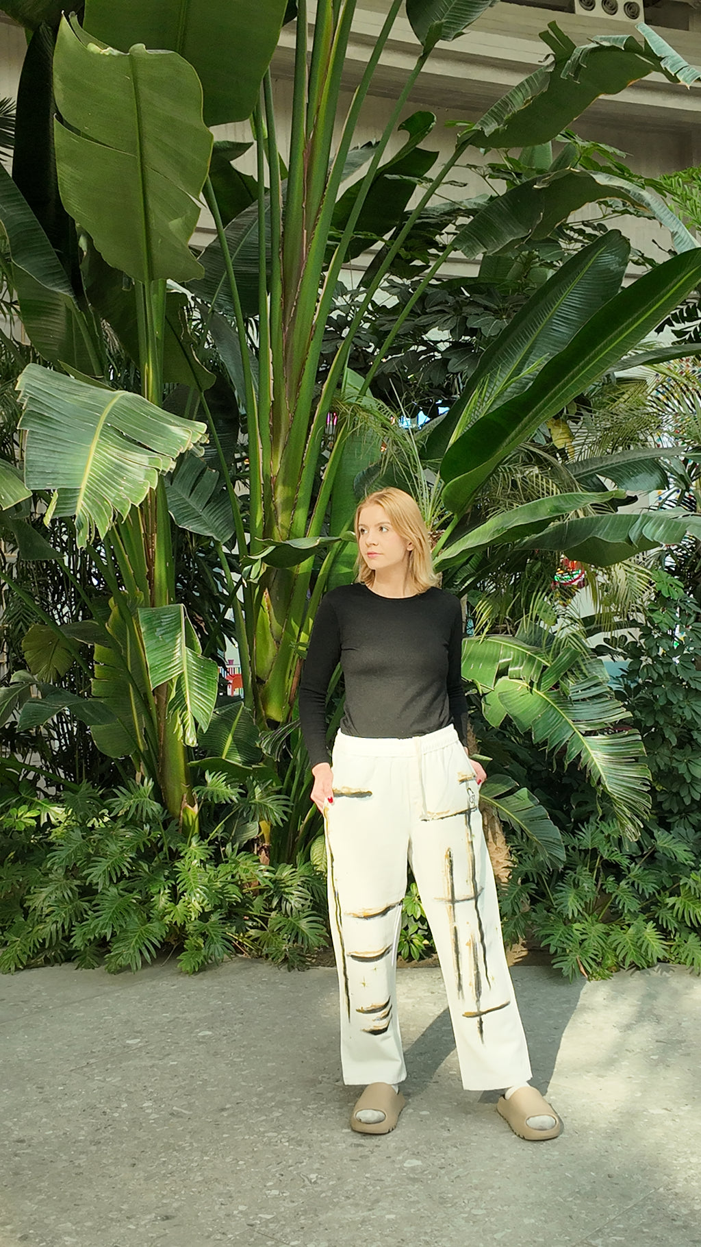 Abstract winter lounge white pants